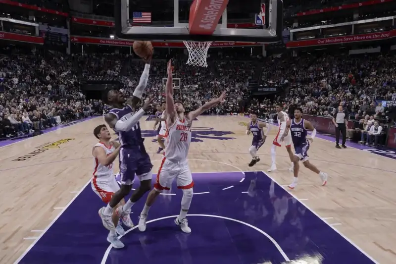 24 points, 7 rebounds, 10 assists! Dennis Schröder posted a photo on Instagram celebrating his team's victory over the Rockets.