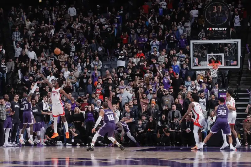 24 points, 7 rebounds, 10 assists! Dennis Schröder posted a photo on Instagram celebrating his team's victory over the Rockets.