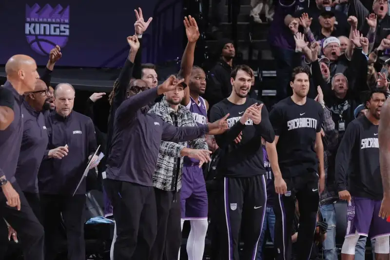 24 points, 7 rebounds, 10 assists! Dennis Schröder posted a photo on Instagram celebrating his team's victory over the Rockets.