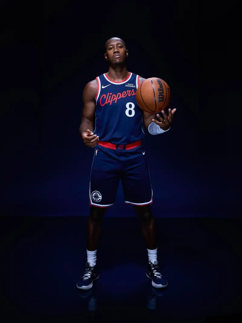 Outside gate! The Clippers officially released the final photo of Kris Dunn to warm up for the new season