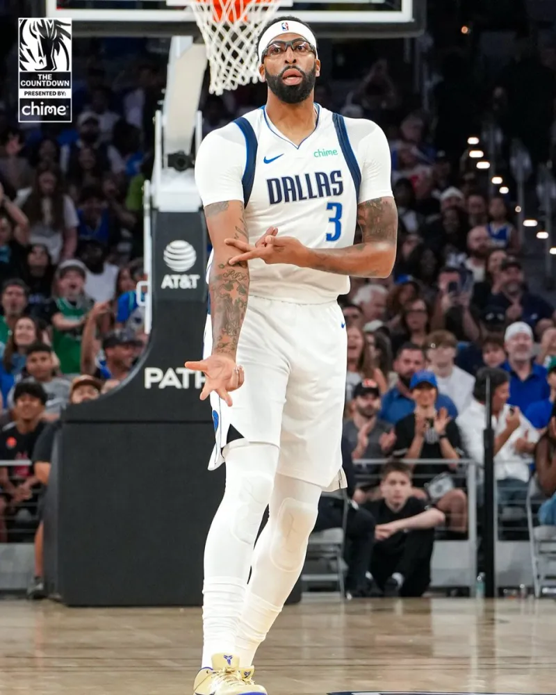 There's something wrong with his eyebrows! The Mavericks officially released a photo of Anthony Davis on the court: See you in 3 days