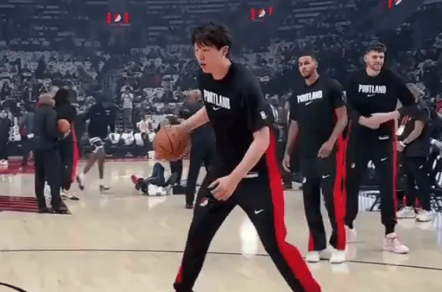 Yang Hansen scored his first points in his regular season debut, surpassing Yao Ming's debut of 0 points and 2 rebounds