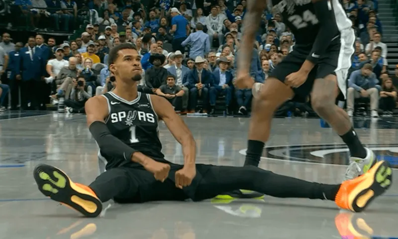 Is this human? Spears commented on the 2+1 dunk in the class: My God, no need to say more