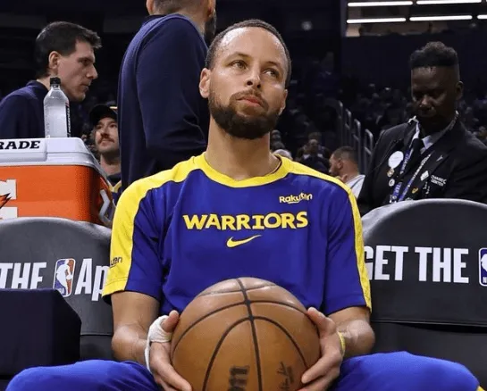 Curry scored 35 points with less than 5 free throws in his career, far ahead of Kareem Abdul-Jabbar with 34.