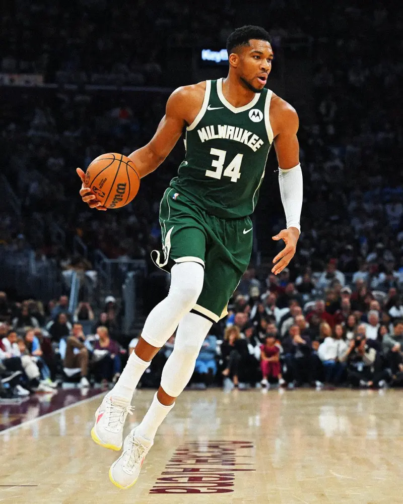 Strong! Antetokounmpo is the first player in history to score 100+40+15 in the first three games of a season