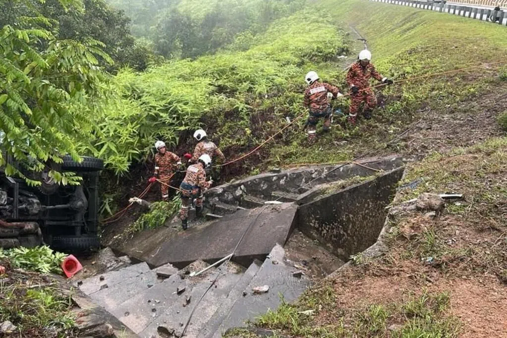 Serious traffic accident in Argentina: Bus plunges into river, resulting in 13 deaths and 30 injuries