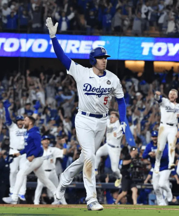 It's you again! Freeman delivers another walk-off in the World Series overtime for the second consecutive year.