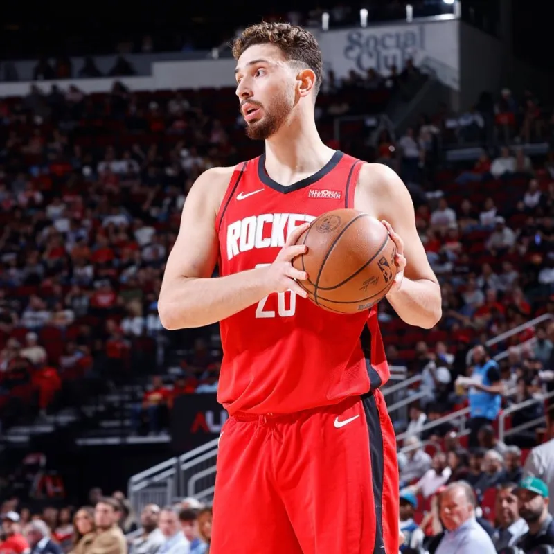 Shen Jing averaged 25.7 points, 8 rebounds, and 6.7 assists in his first three games, with a true shooting percentage of 59.8% and a three-point shooting percentage of 58%.