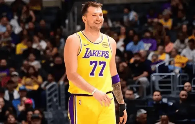 Doncic has scored 125 points in the first 3 games of the season, becoming the third player in history to achieve this feat, and joining the ranks of Jordan and Chamberlain.