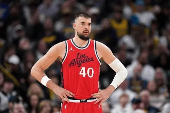 Zubac played 16 minutes in the first half, scoring 14 points, grabbing 4 rebounds, and blocking 2 shots on 5-of-6 shooting.