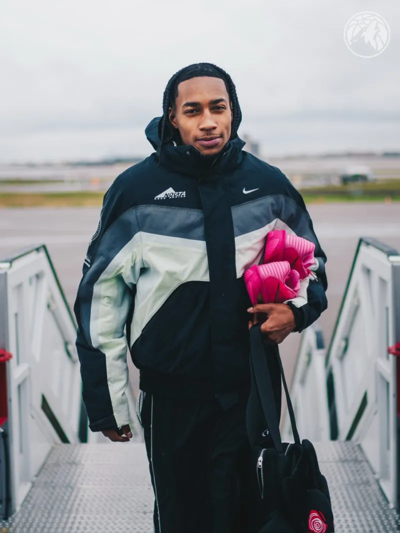 To avoid a three-game losing streak? The Timberwolves' official account shared photos of players boarding the plane with fans: See you in Charlotte!