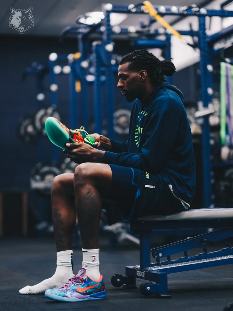 Build muscle! The Timberwolves' official account shared photos of players in the gym with fans.