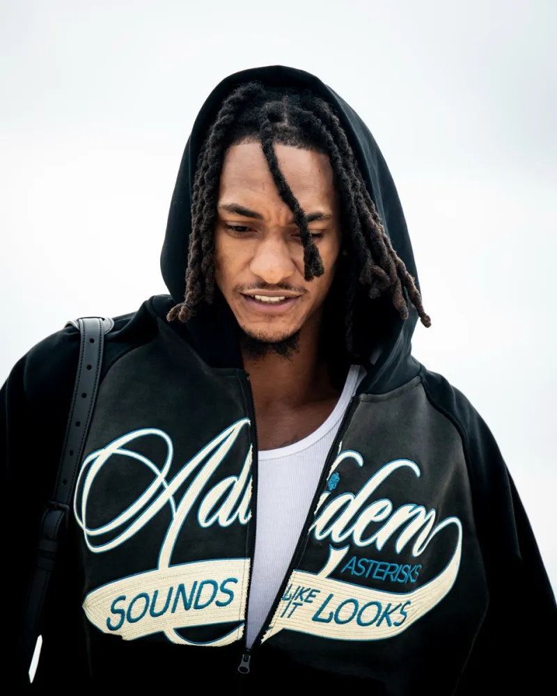 Undefeated streak! Spurs official account posts photos of players boarding the plane: heading west.