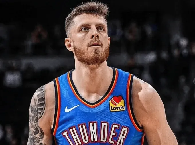 Wiggins went 6-for-7, scoring 14 points, grabbing 14 rebounds, and dishing out 8 assists! He praised Hartenstein.