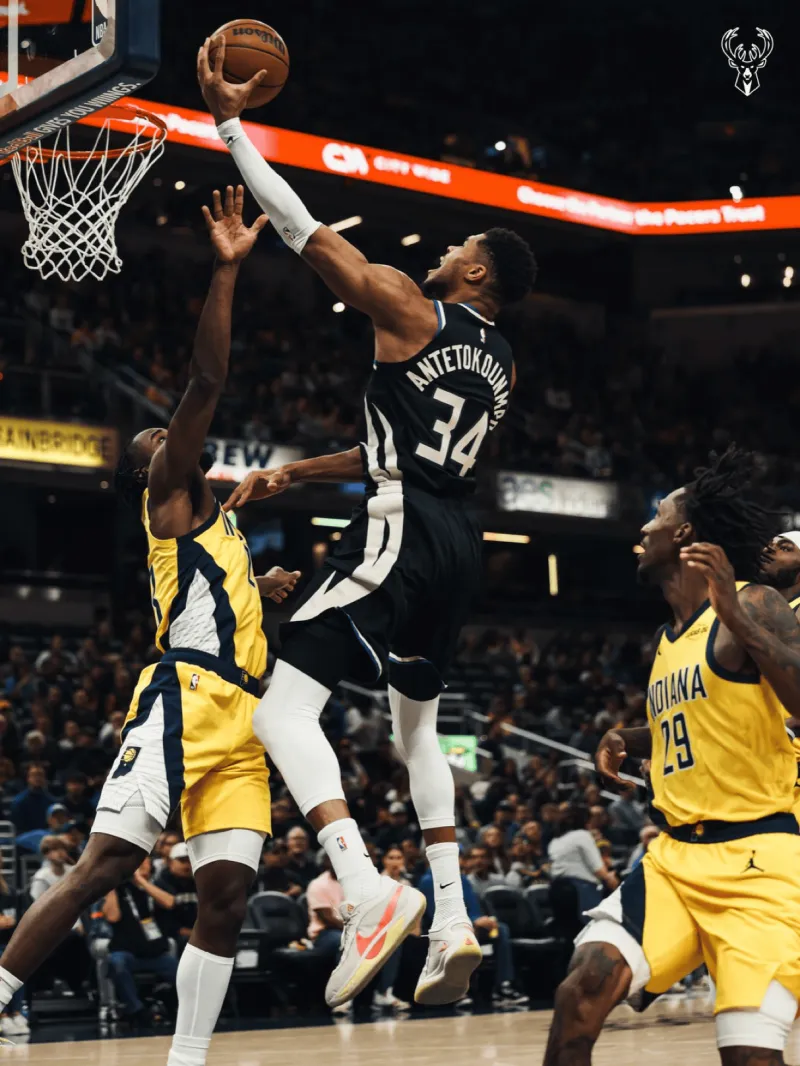 Unstoppable! Bucks' official media posts Giannis Antetokounmpo's game photo: Giannis scored 19 points in the first half.