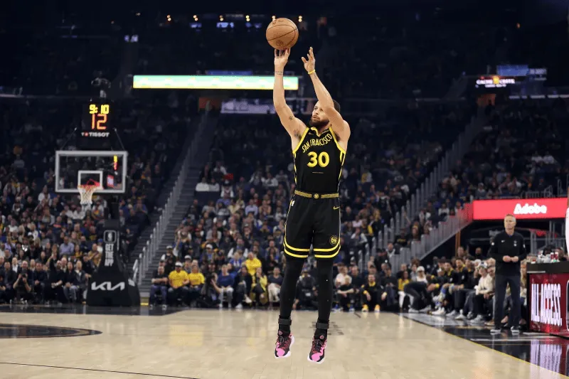 Warriors reporter: Curry told Kerr his symptoms worsened overnight and he did not travel with the team to the away game.