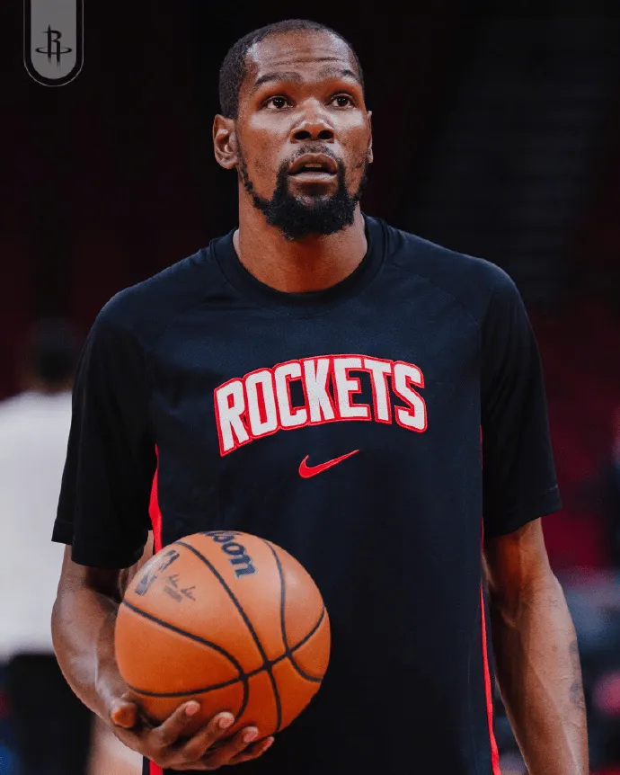 The Rockets shared a photo of Kevin Durant on the court with fans: hoping that player number 7 will lead the team to continue soaring.