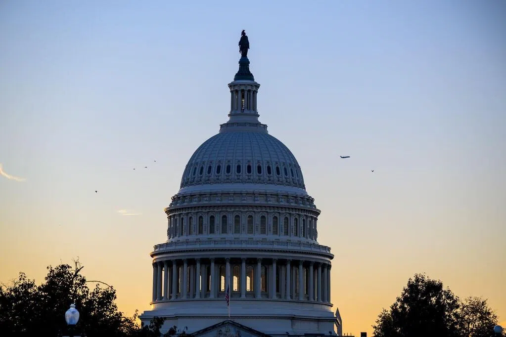The record-breaking US government shutdown has exacerbated pressure on the aviation industry, with 40 airports nationwide potentially cutting flights by 10%.