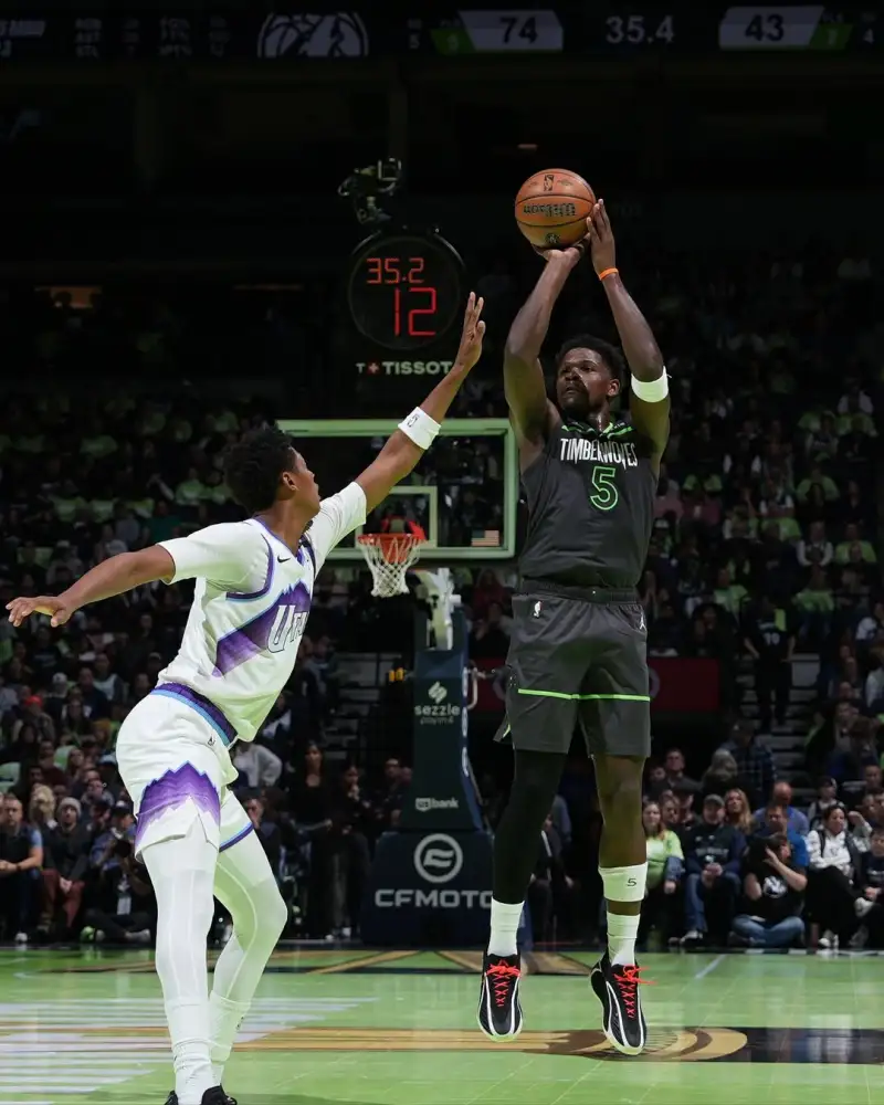 The new Wolf King! Anthony Edwards shares his game photos with fans on Instagram.