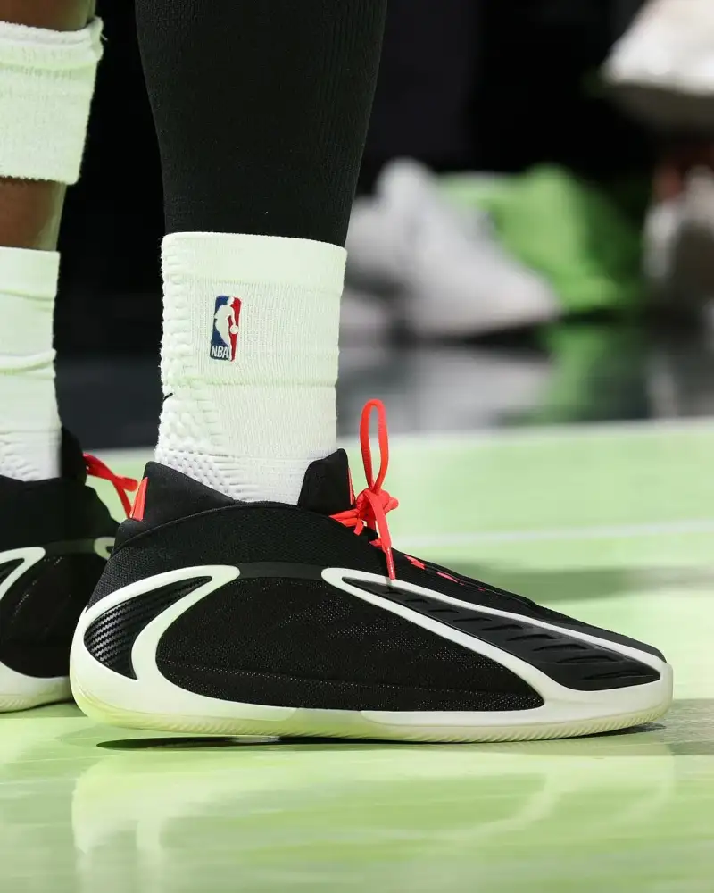 The new Wolf King! Anthony Edwards shares his game photos with fans on Instagram.