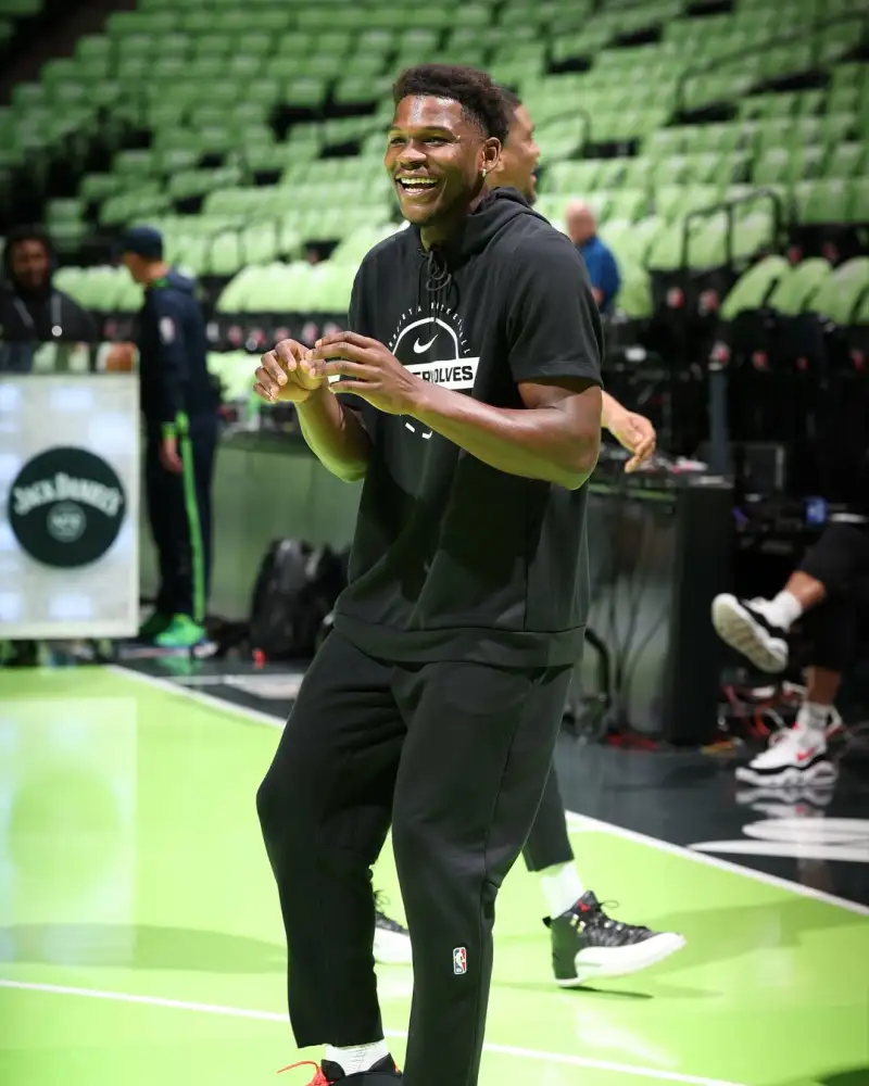 The new Wolf King! Anthony Edwards shares his game photos with fans on Instagram.