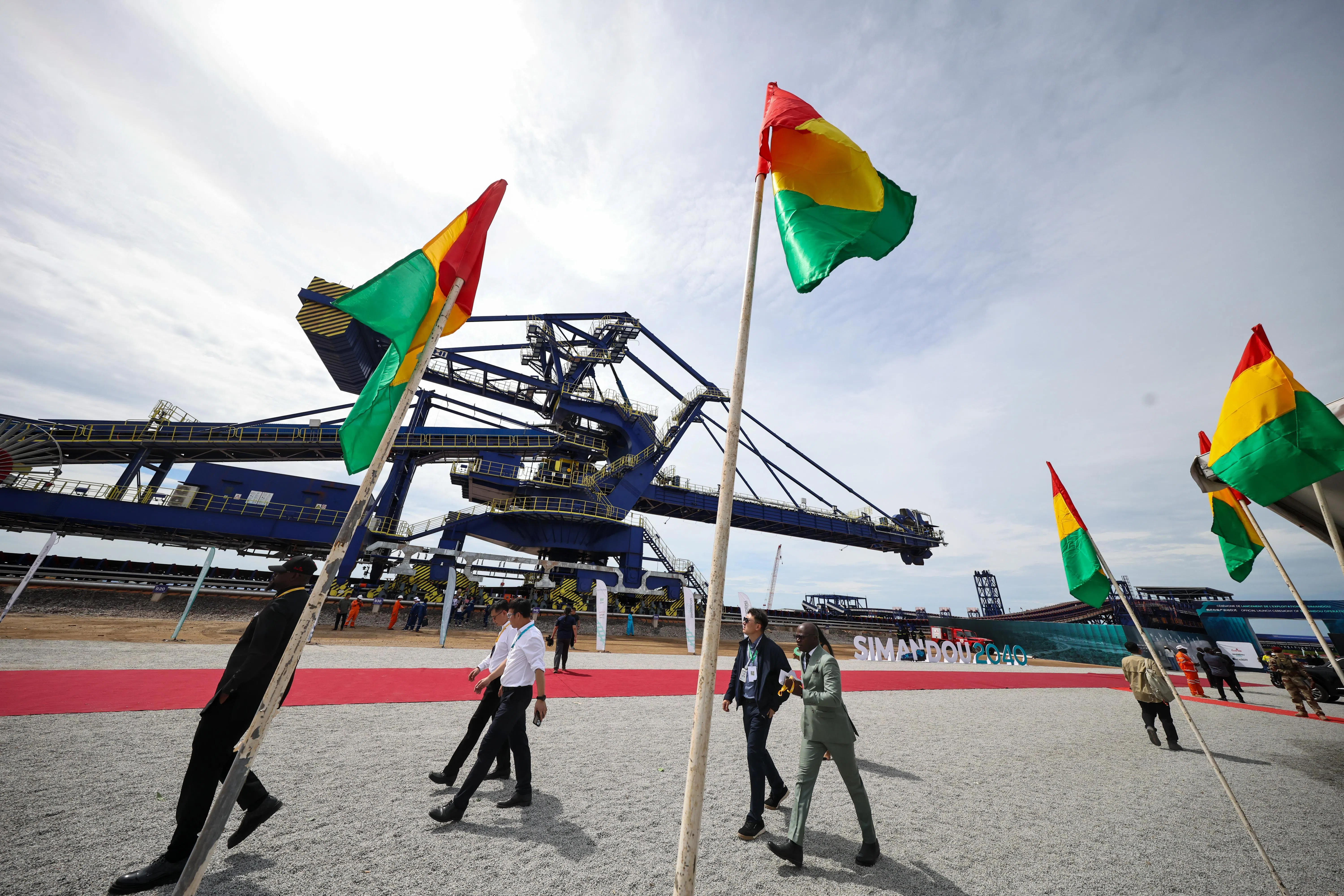 The world's largest green iron ore mine project, valued at 30 billion yuan, has commenced production.