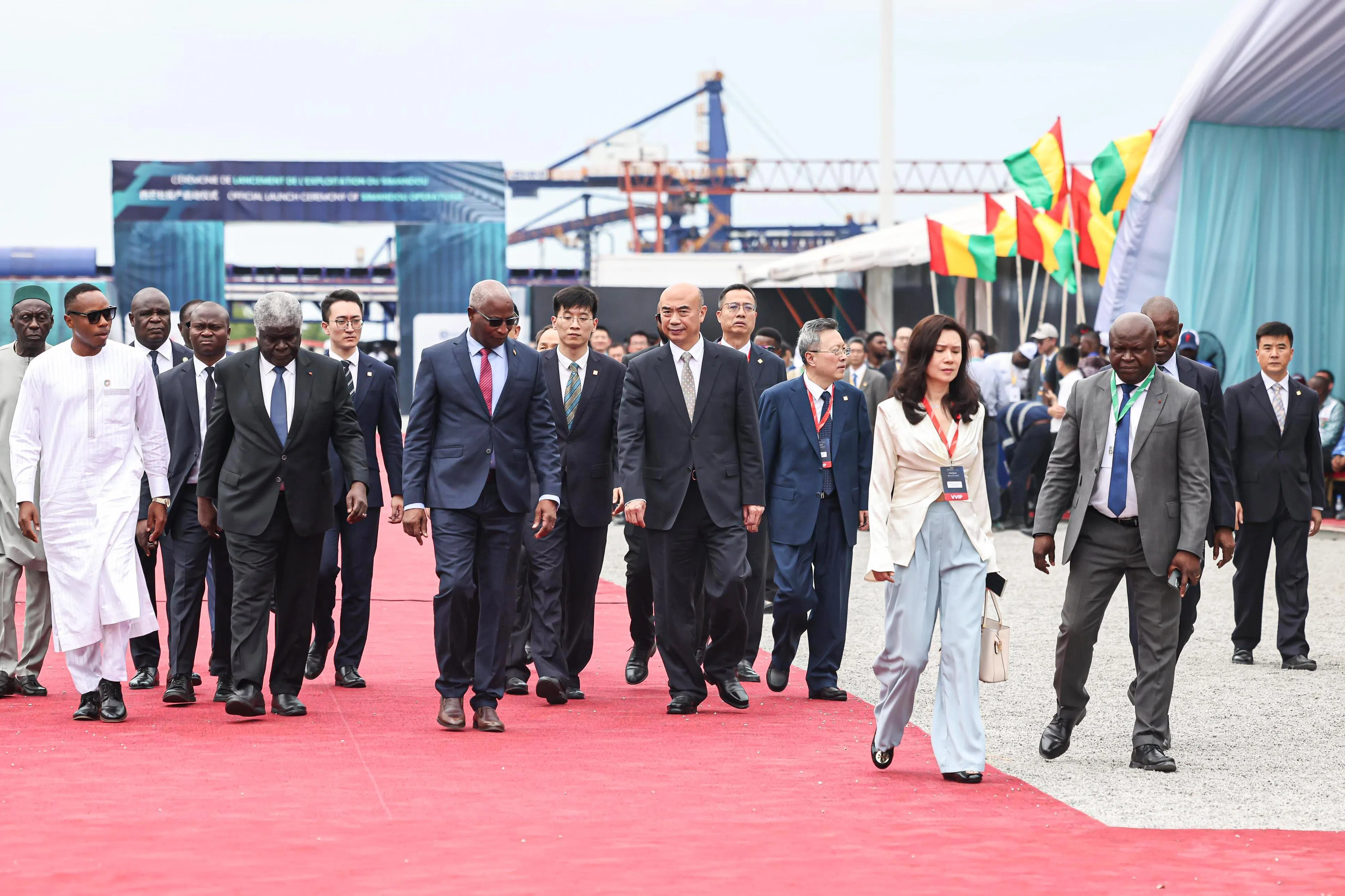 The world's largest green iron ore mine project, valued at 30 billion yuan, has commenced production.