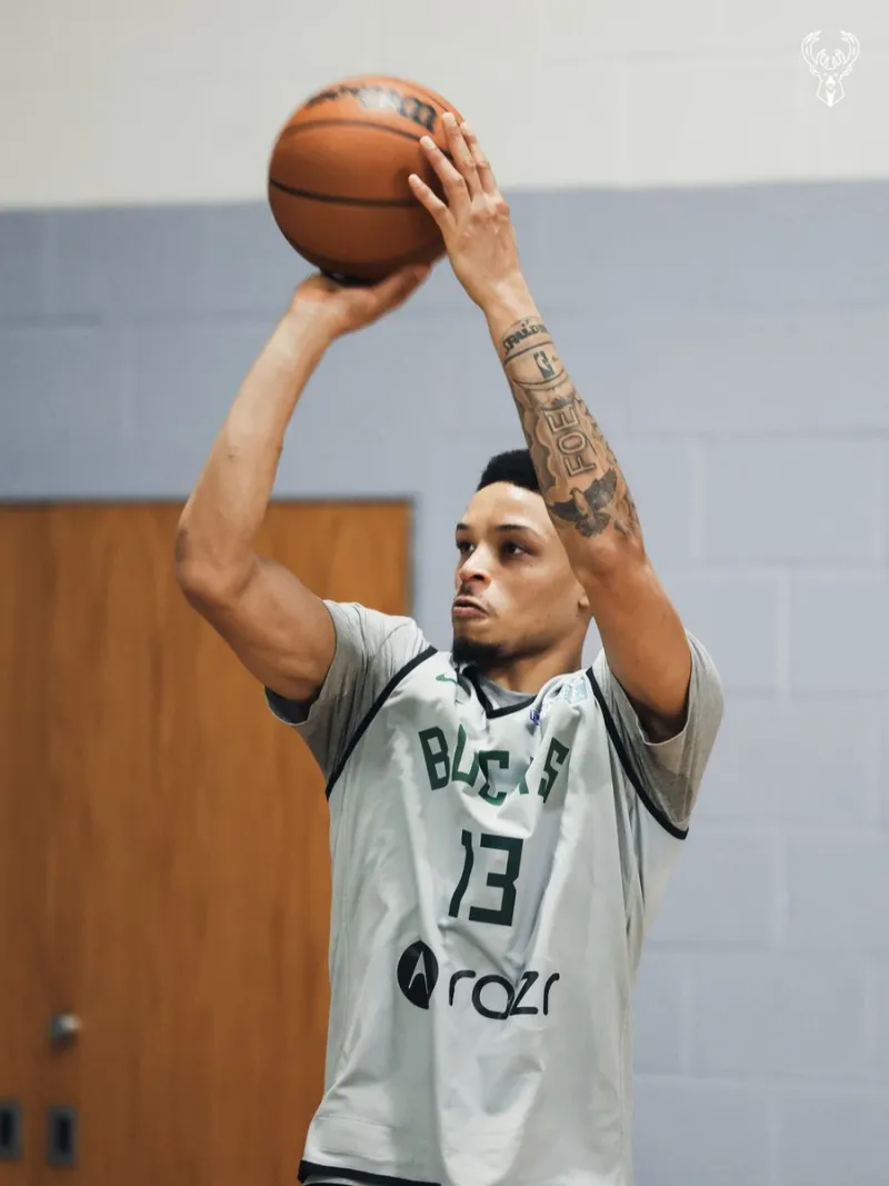 Playing on the road! Bucks warm up with a photo.