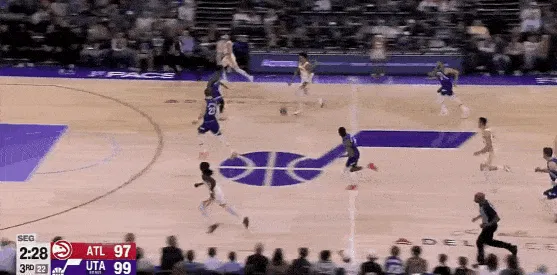 Kennard helps the Hawks regain the lead.