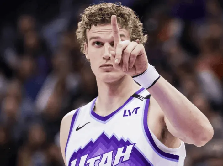 Markkanen made 10 of 15 shots in the first half.