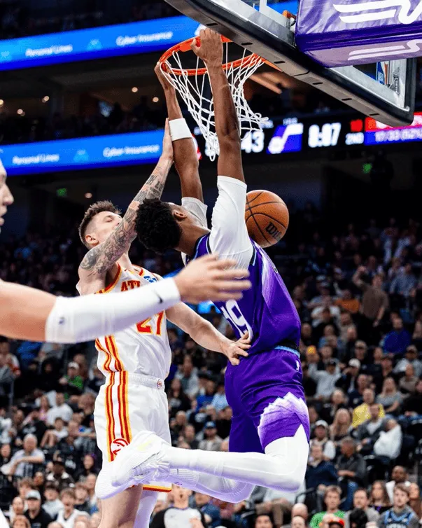 The Utah Jazz's official media posted a photo of Es Bailey dunking.
