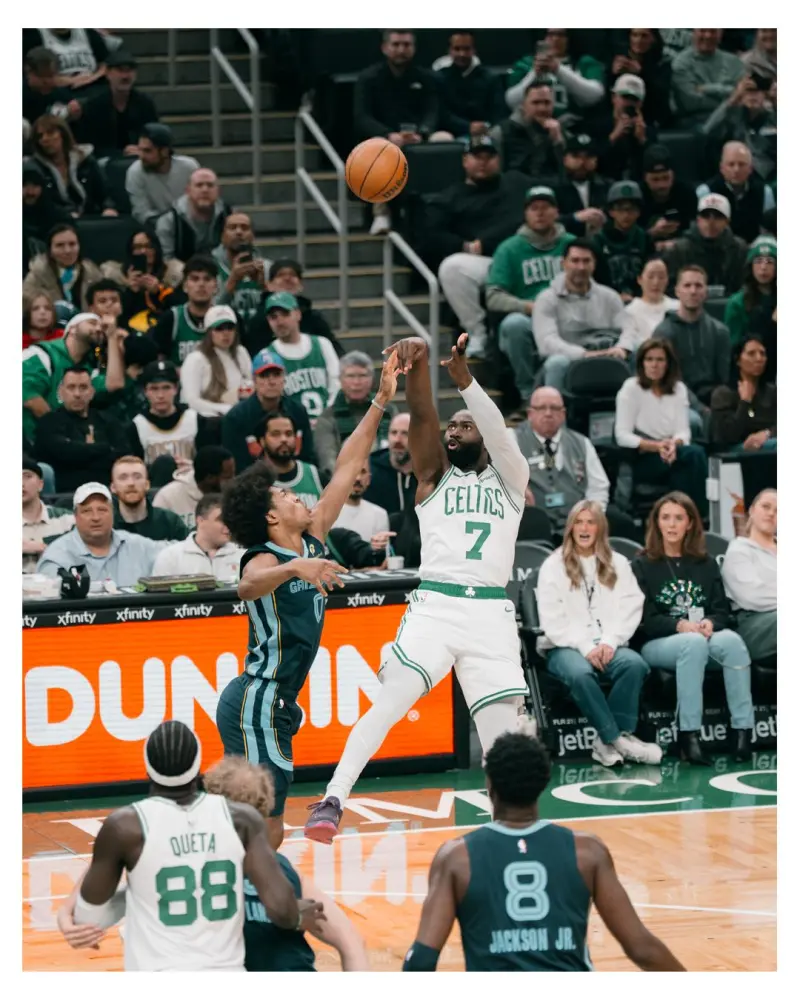 Leading the entire game! The Celtics' official account posted photos from yesterday's game to celebrate the team's resounding victory.