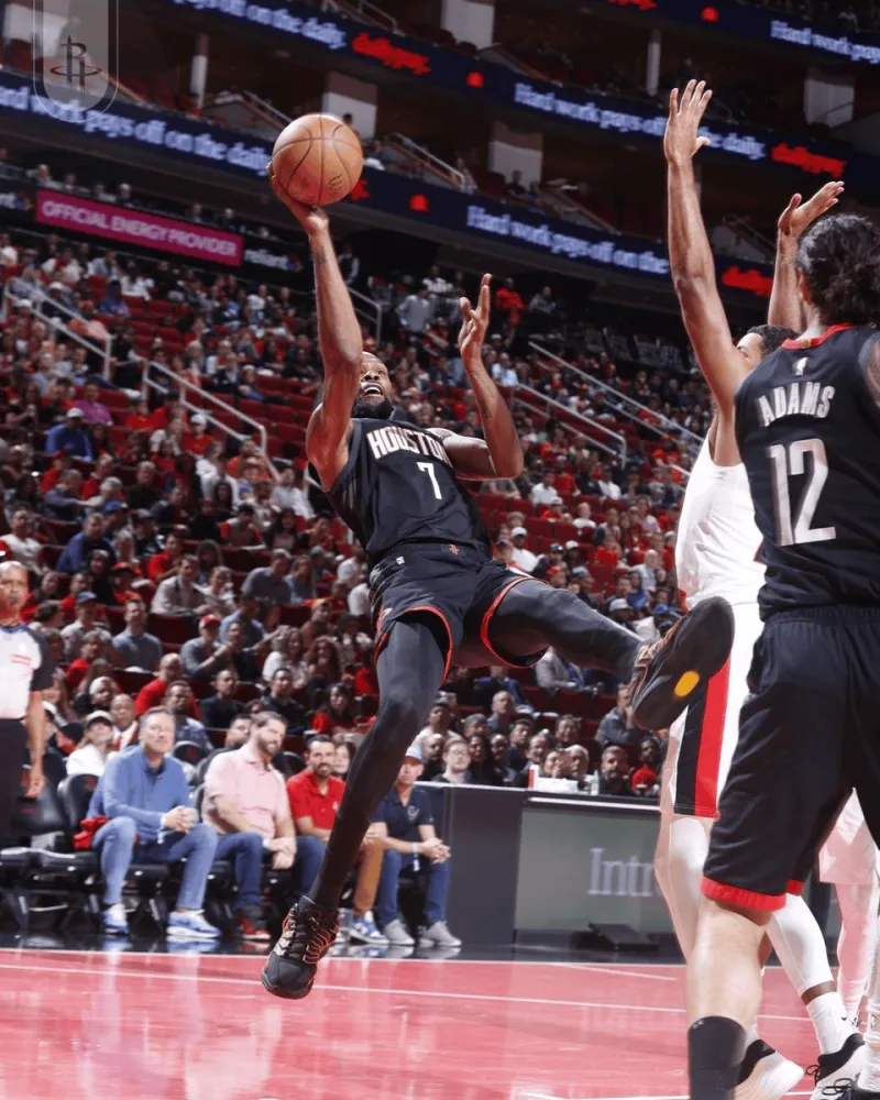 Born to be a one-on-one king! Rockets' official media posts photos of Durant on the court: KD in one-on-one situations.