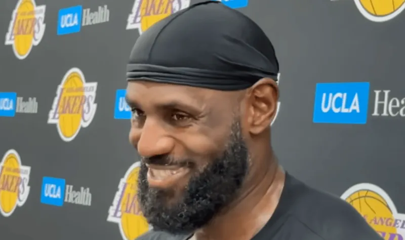 James: I've been analyzing the team's games while I was recovering from injury. Ayton's screen setting is very good.