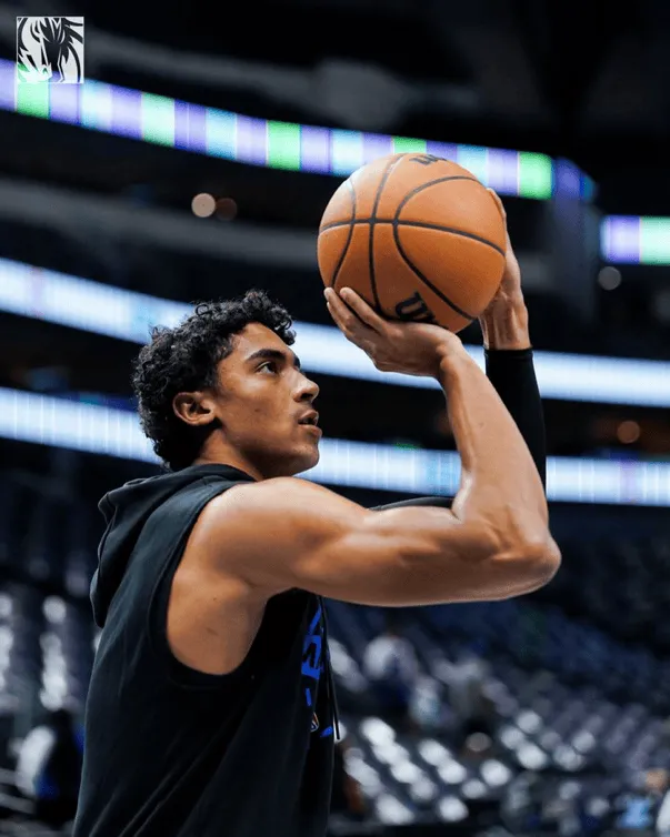 The Mavericks' official media outlet posted photos of the players practicing shooting before the game: pre-game preparations.