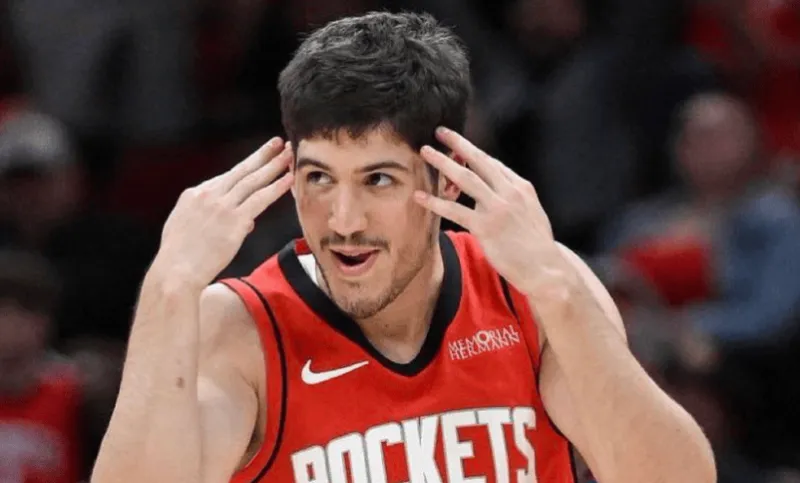 Shepard becomes the second youngest player in Rockets history to record 30+ points, 8+ rebounds, and 5+ assists in a single game.