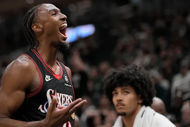 On fire! Maxi scored 20 points in the third quarter alone, totaling 35 points, 4 rebounds, 6 assists, and 4 steals in three quarters.