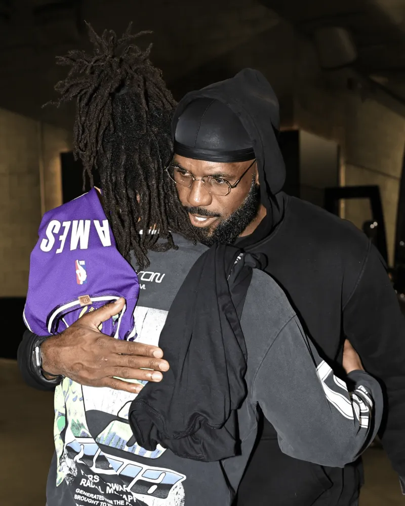 The NBA officially shared a group photo: Castle received a jersey signed by LeBron James after the game.