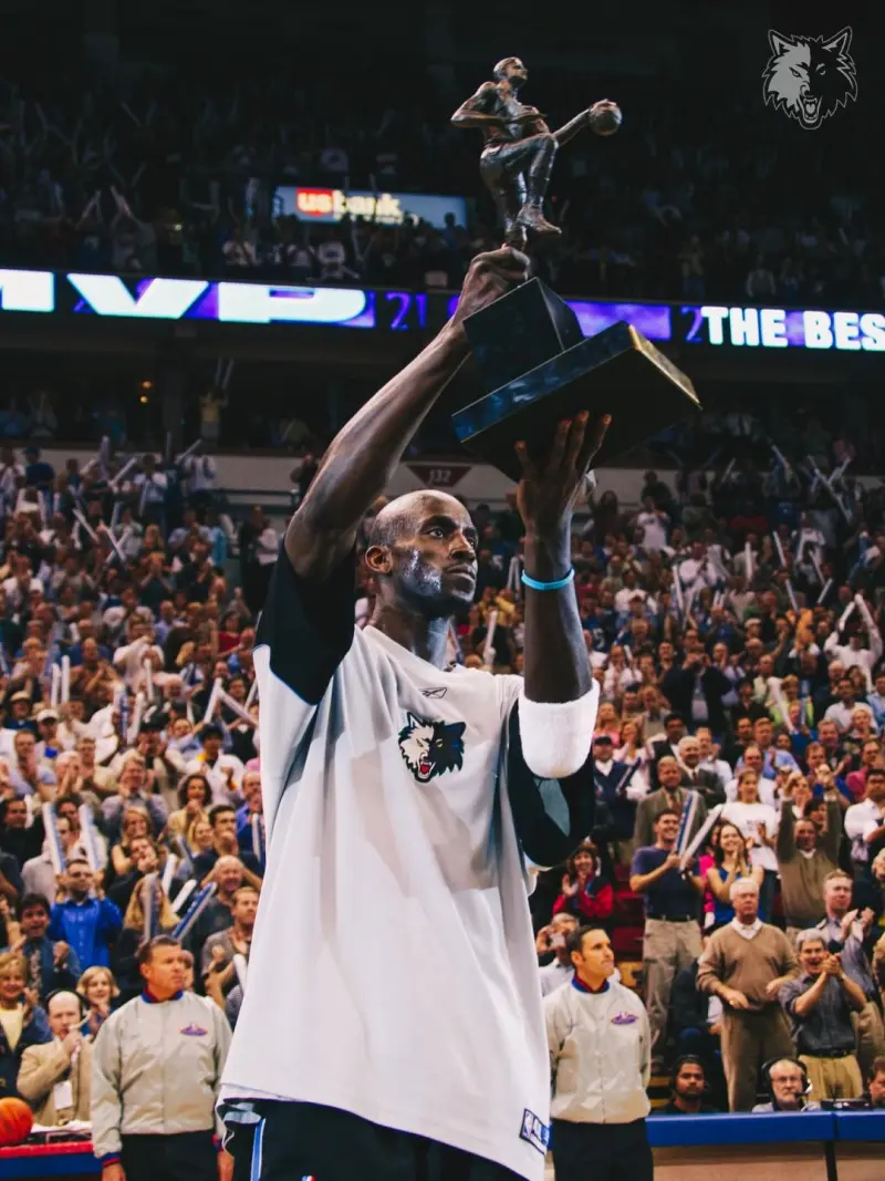 The great Wolf King! The Minnesota Timberwolves' official account shared an old photo of Kevin Garnett: Number 21 is back!