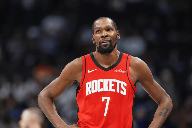 In his last four games, Durant has averaged 43.4 minutes on the court, scoring 28.0 points, grabbing 7.0 rebounds, and dishing out 5.5 assists.