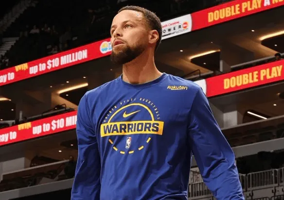 In December, Curry averaged 30.1 points, 4.8 assists, and 4.9 three-pointers per game, with shooting percentages of 46/40/93%.